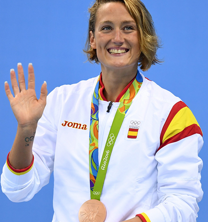 La nadadora española, Mireia Belmonte, tiene tatuados unos Aros Olímpicos, rodeados de estrellas, en su muñeca